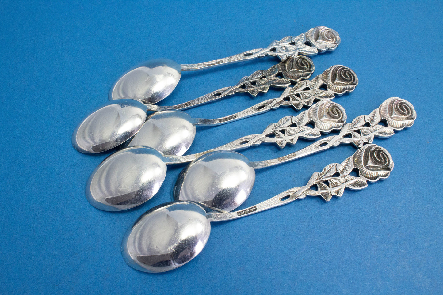 Kleine Mokkalöffel mit hübschen Rosen, versilbertes Besteck, Kaffeelöffel