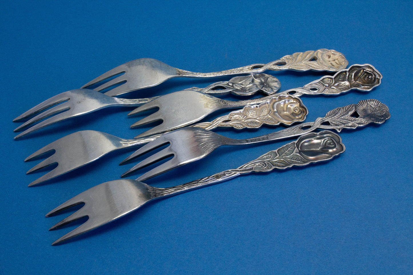 6 verschiedene Kuchengabeln mit schönen Rosenmustern, Hildesheimer Rose, Mid Century