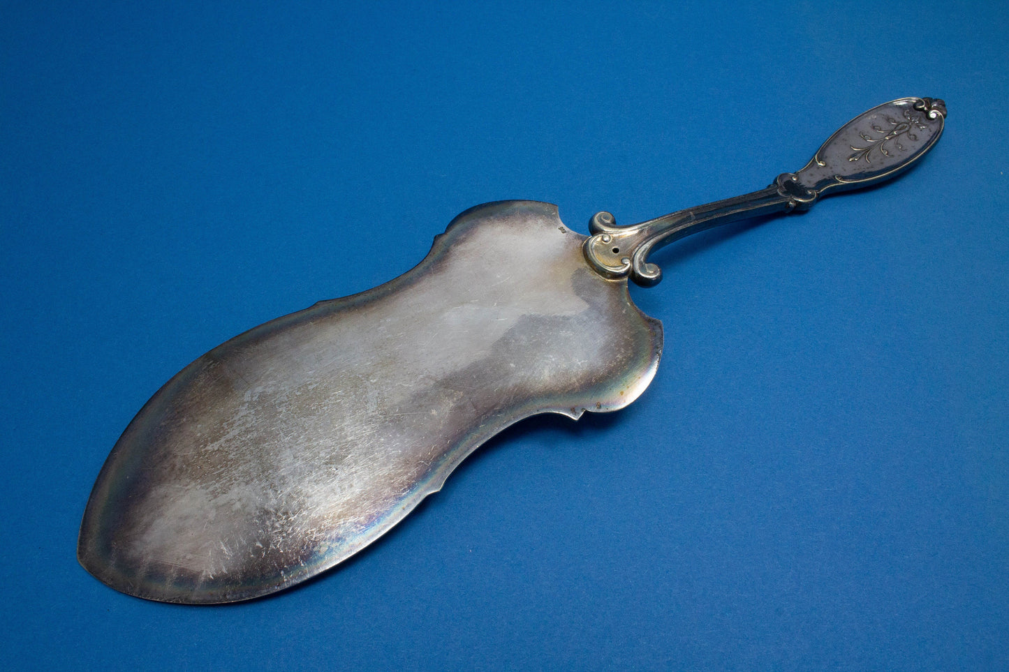 Versilberter Tortenheber mit edlen Jugendstilverzierungen