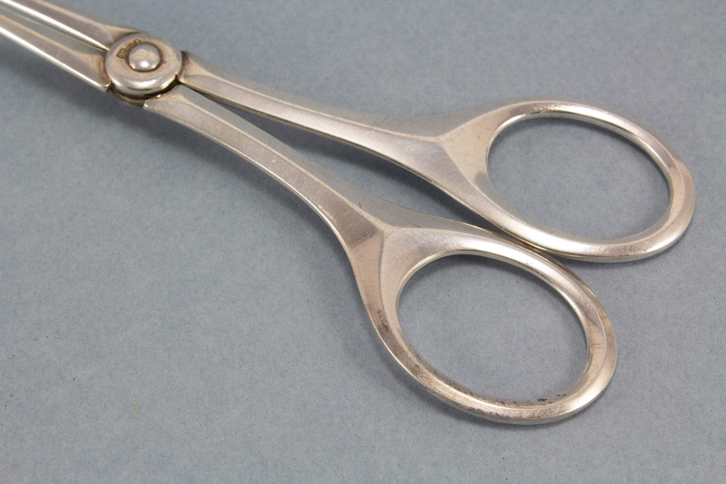 Versilberte Gebäckzange