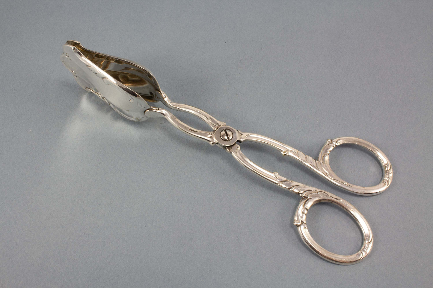 Versilberte Gebäckzange