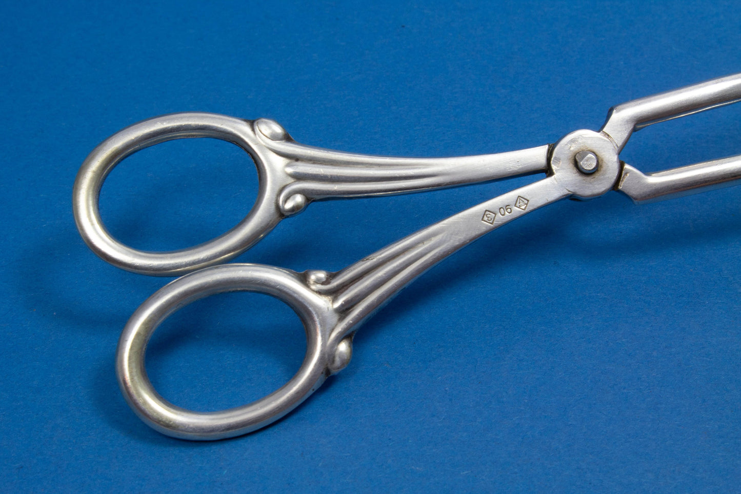 Große, versilberte Gebäckzange, Jugendstil