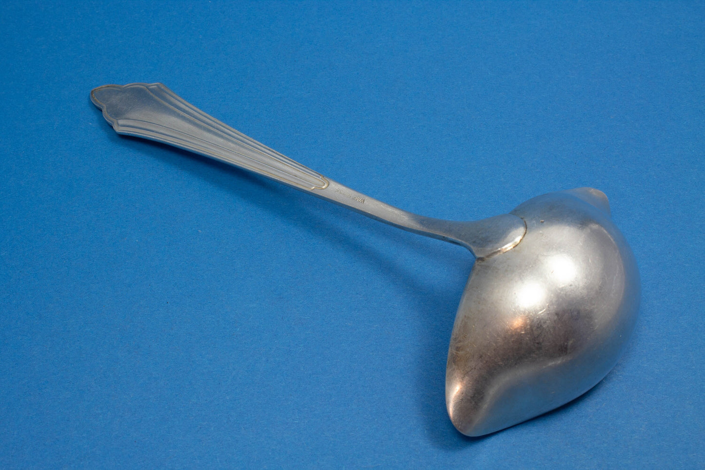 Versilberte Saucenkelle von WMF im Fächermuster