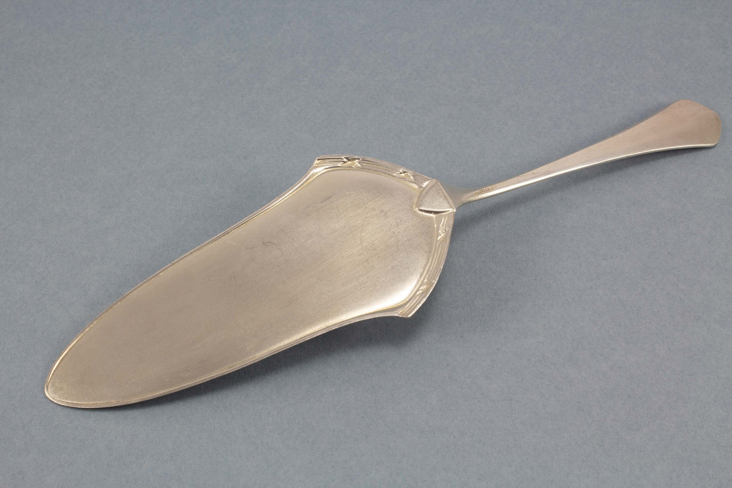 Cake server, crossed ribbons