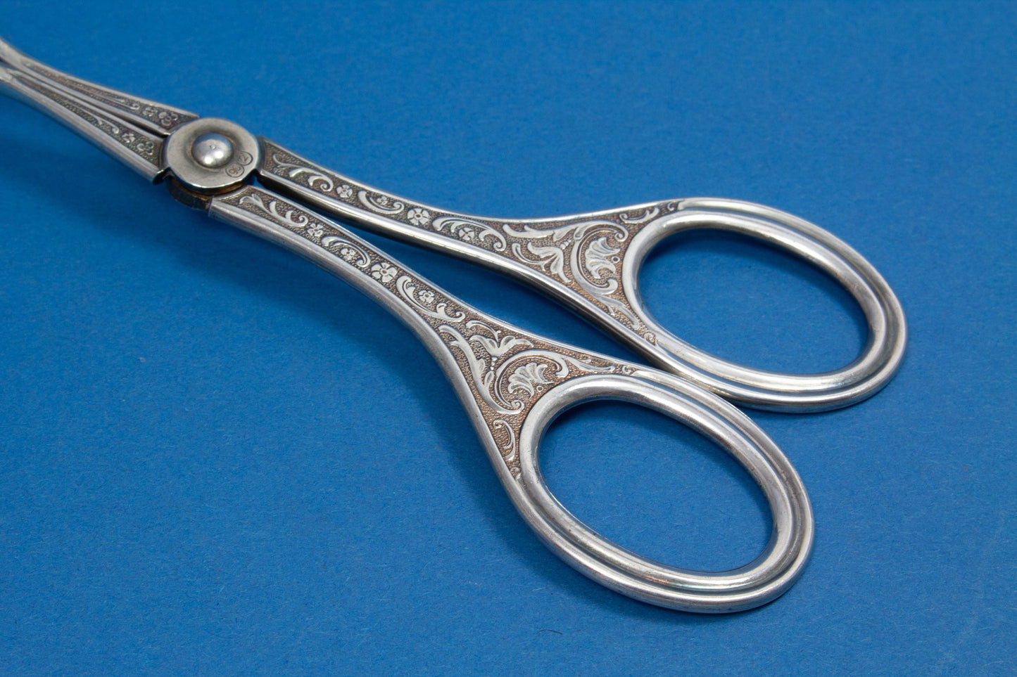 Schöne versilberte Gebäckzange im Jugendstil