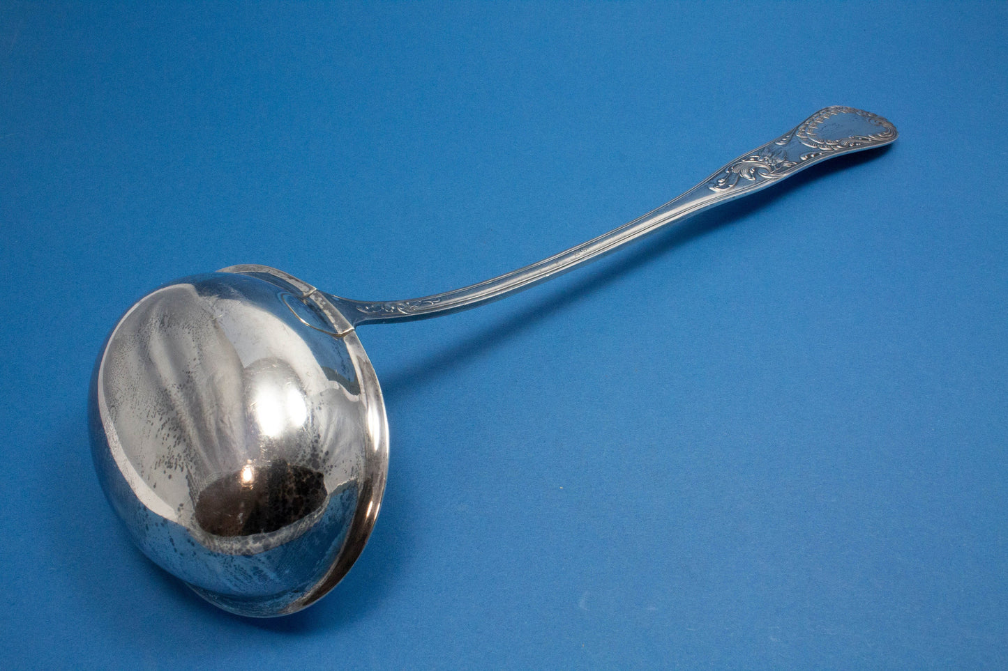 Große versilberte Suppenkelle im Rokokomuster