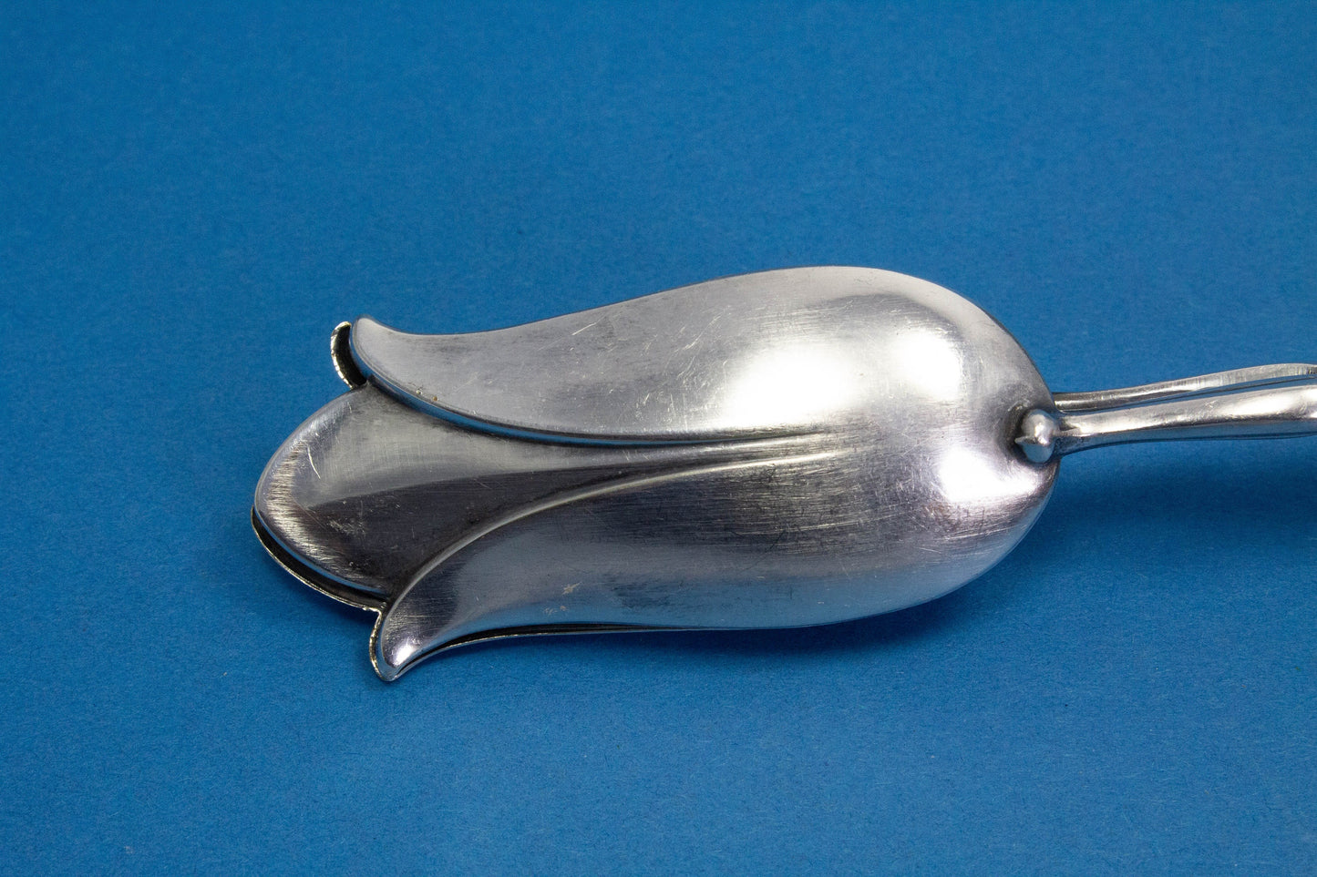 Antike Gebäckzange in Form einer Lilie