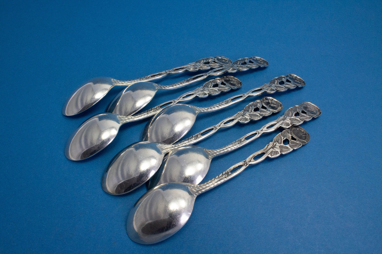 7 Teelöffel mit einem hübschen Rosenmuster, versilbertes Besteck, Kaffeelöffel