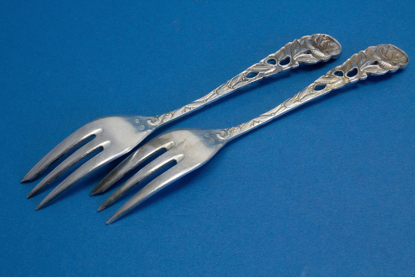 2 versilberte Kuchengabeln mit Rosen, versilberte Gabeln