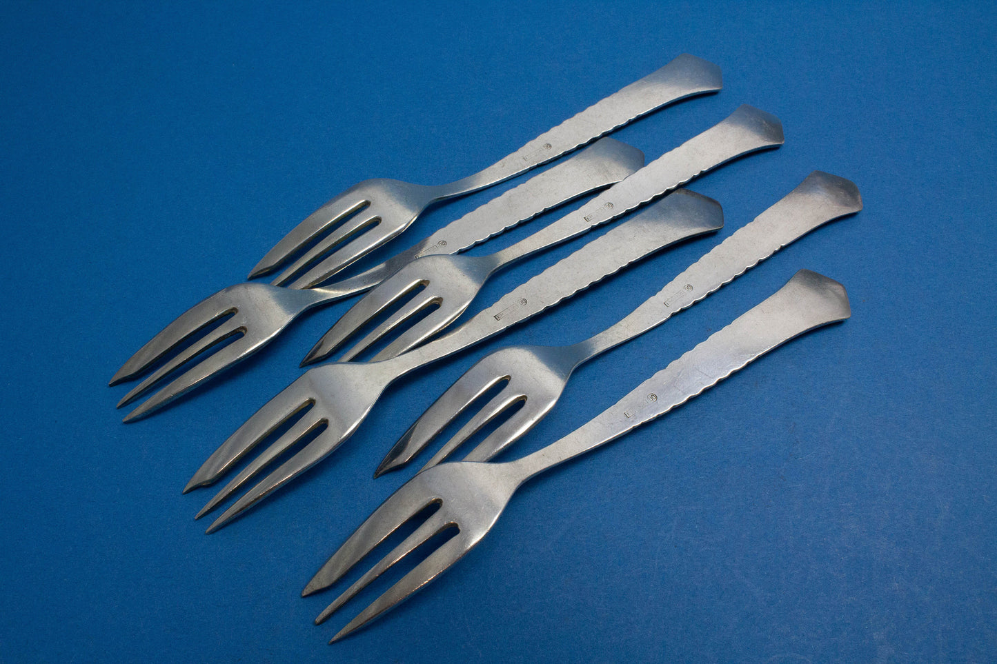 6 Vintage - Kuchengabeln im Jugendstil mit einem edlen Hammerschlagmuster