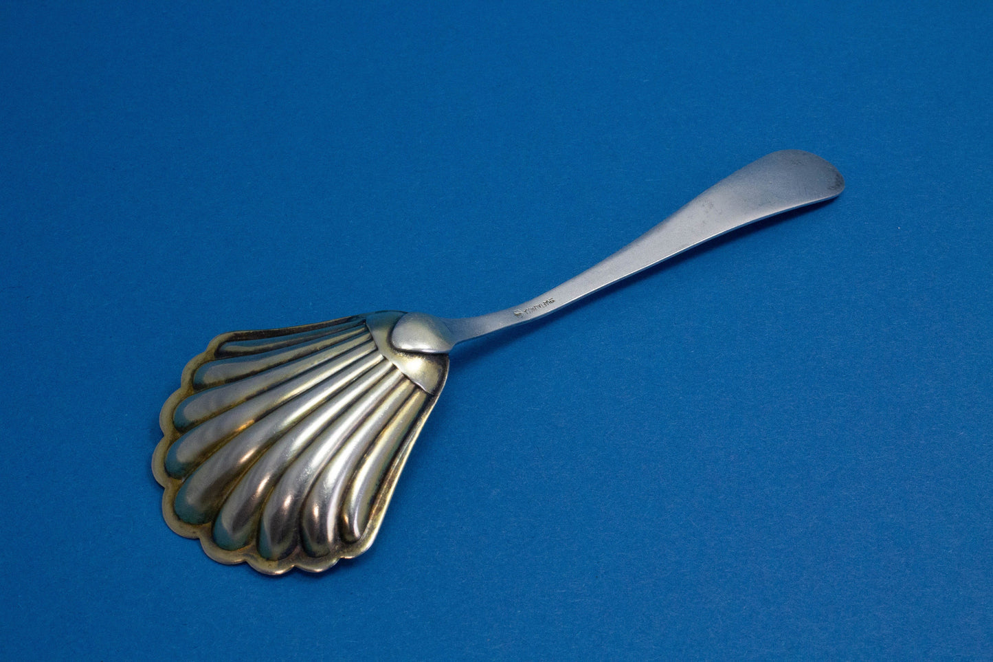 Versilberter Zuckerlöffel mit Perlmuster um 1920