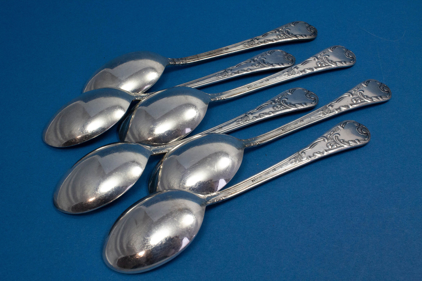 6 versilberte Teelöffel, Rokokomuster