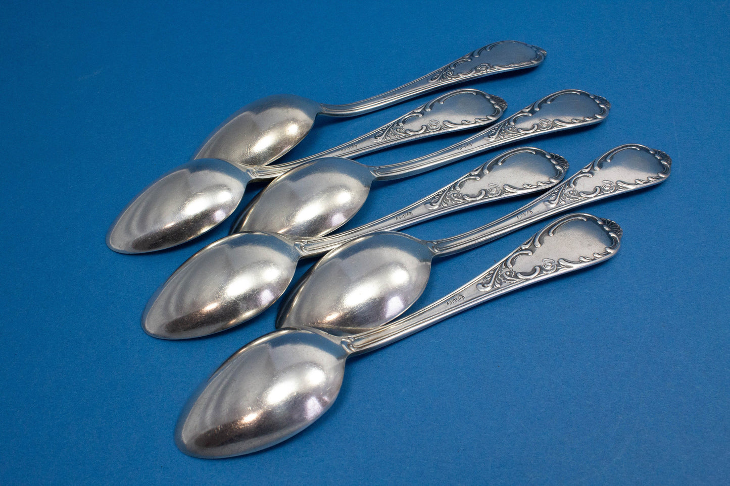 6 versilberte Teelöffel, Rokokomuster