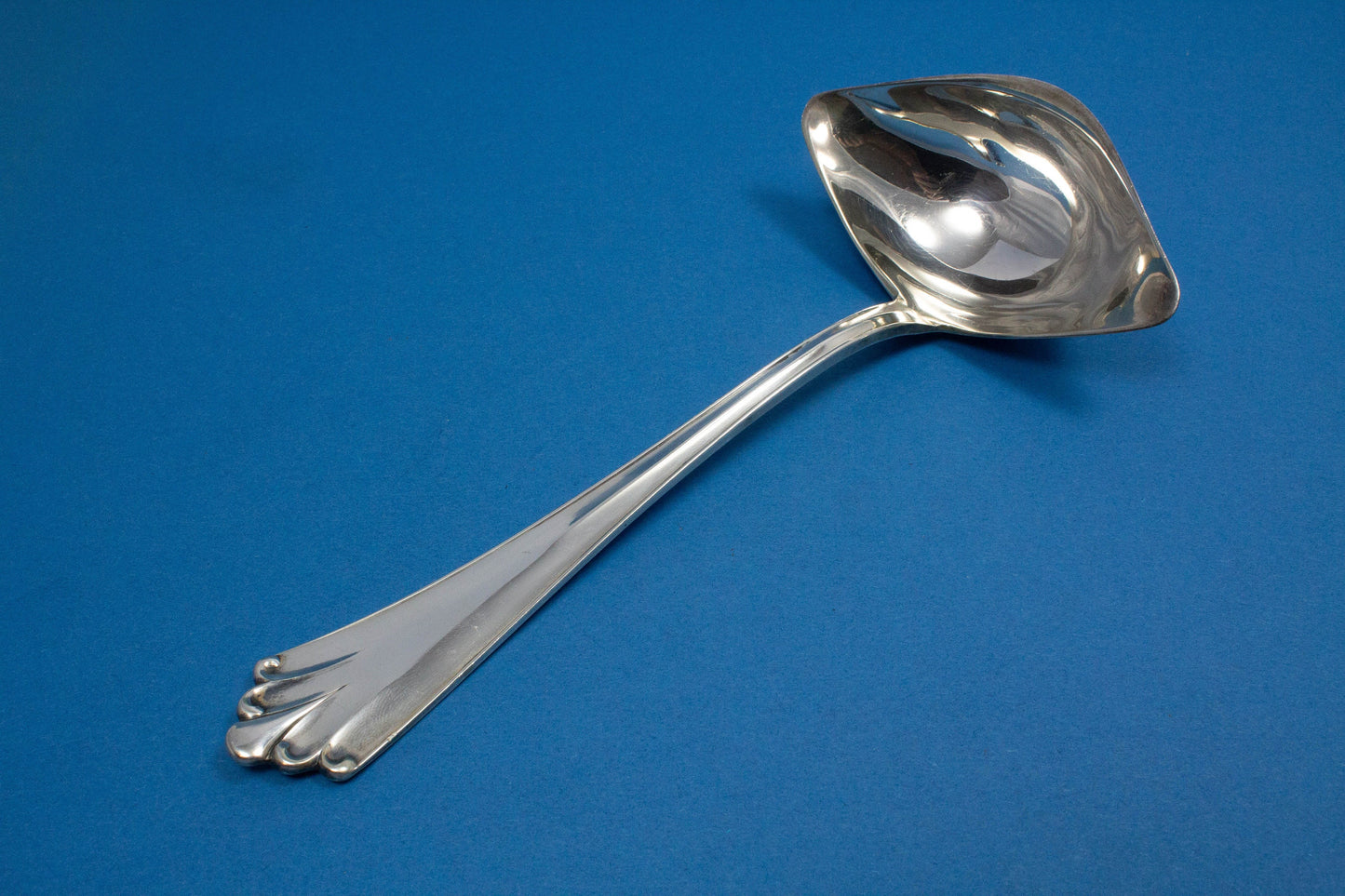 Versilberte Soßenkelle