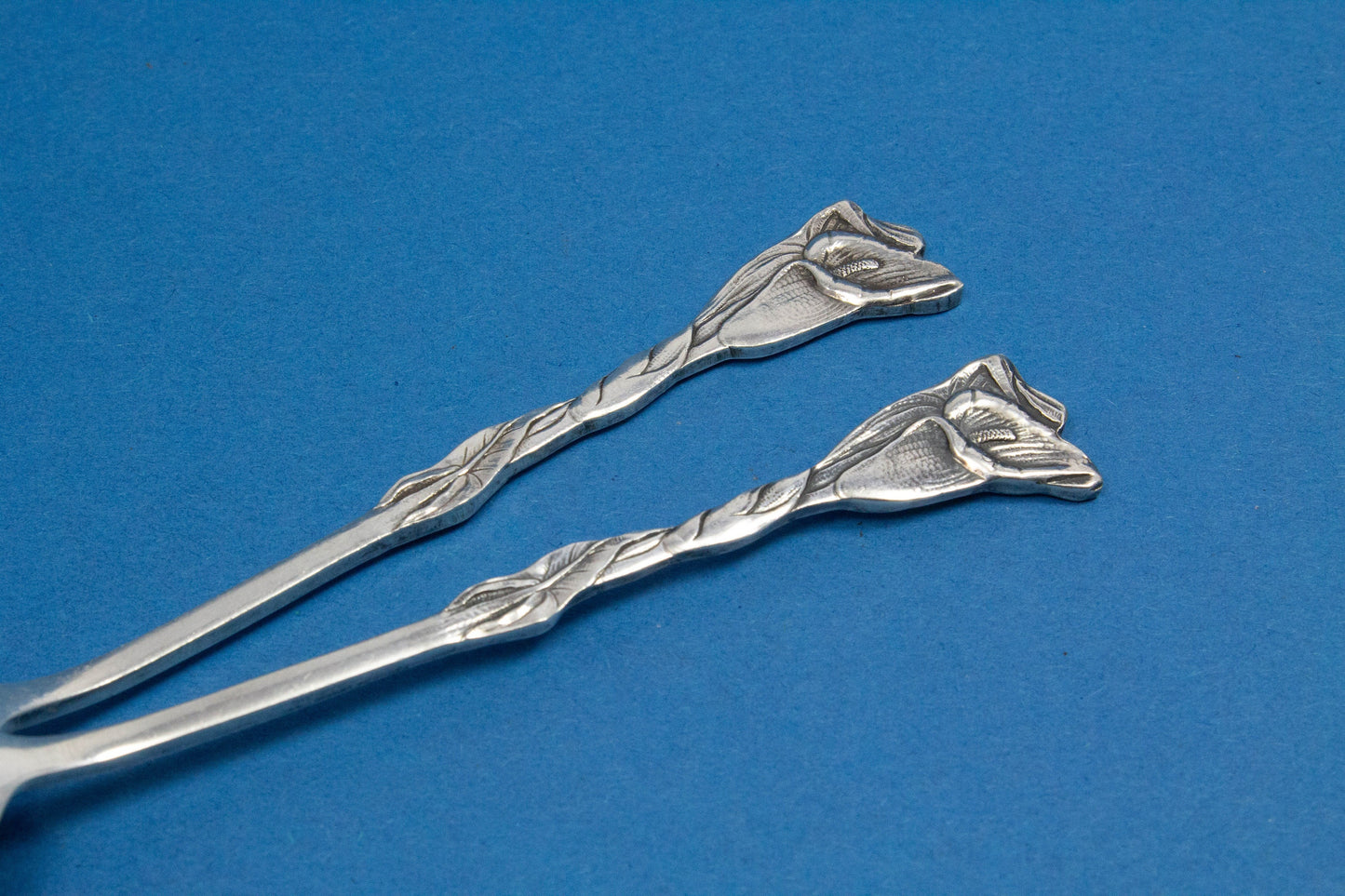 2 schöne Teelöffel mit Callasblüten, versilbert