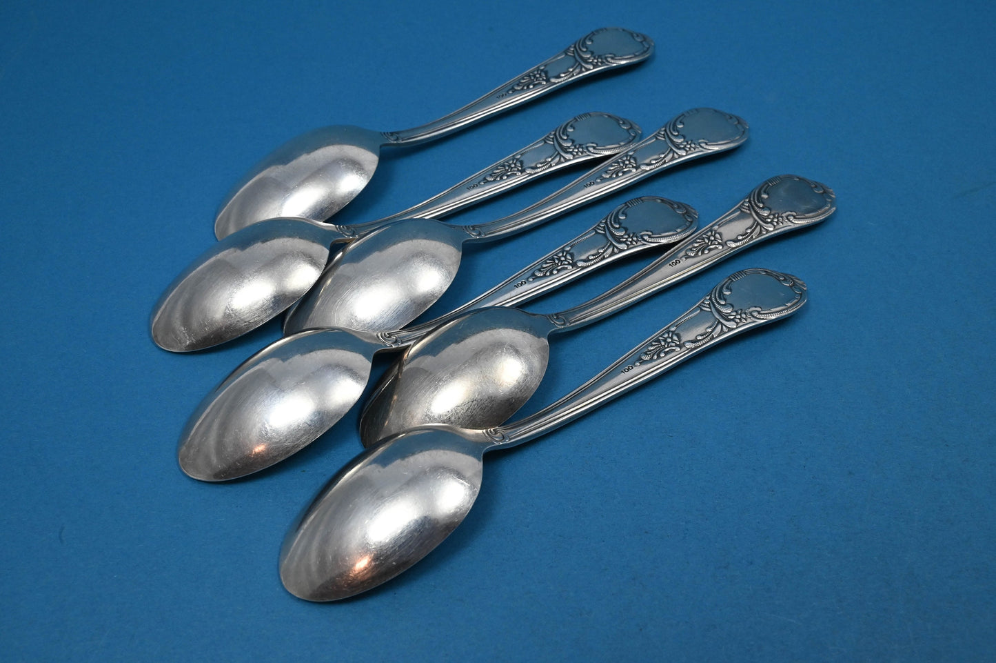 6 versilberte Teelöffel, Rokokomuster