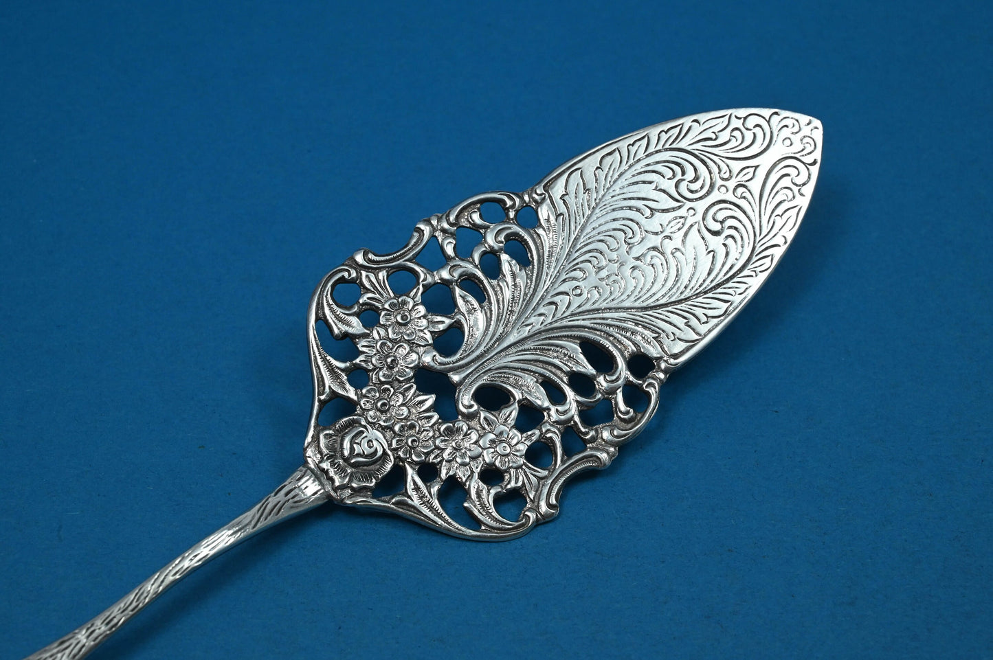 Tortenheber mit Rosendekor