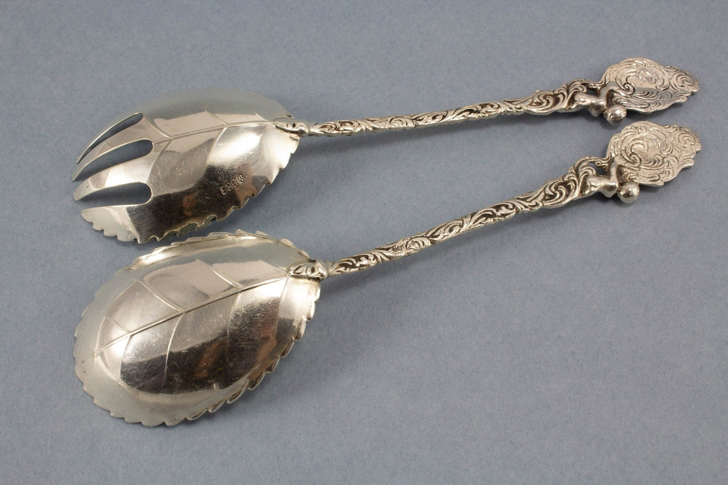 Kleines silbernes Salatbesteck mit Putti, 800er Silber, Vorlegebesteck, Jugendstil, - Löffelland