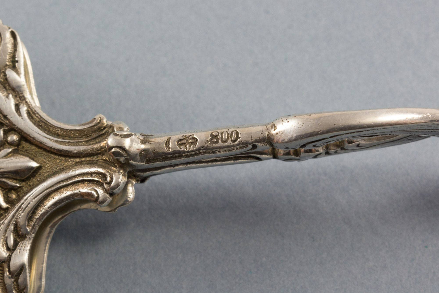 Schöne Gebäckzange, 800er Silber, Putti und Blumen, Kekszange mit schönem Dekor, Kuchenzange - Löffelland