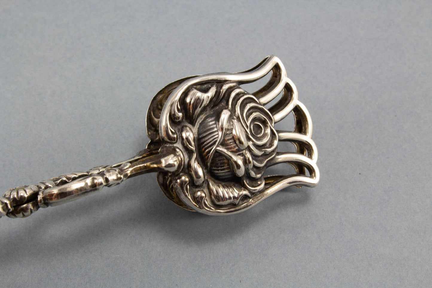 Schöne, versilberte Gebäckzange, Jugendstil - Löffelland