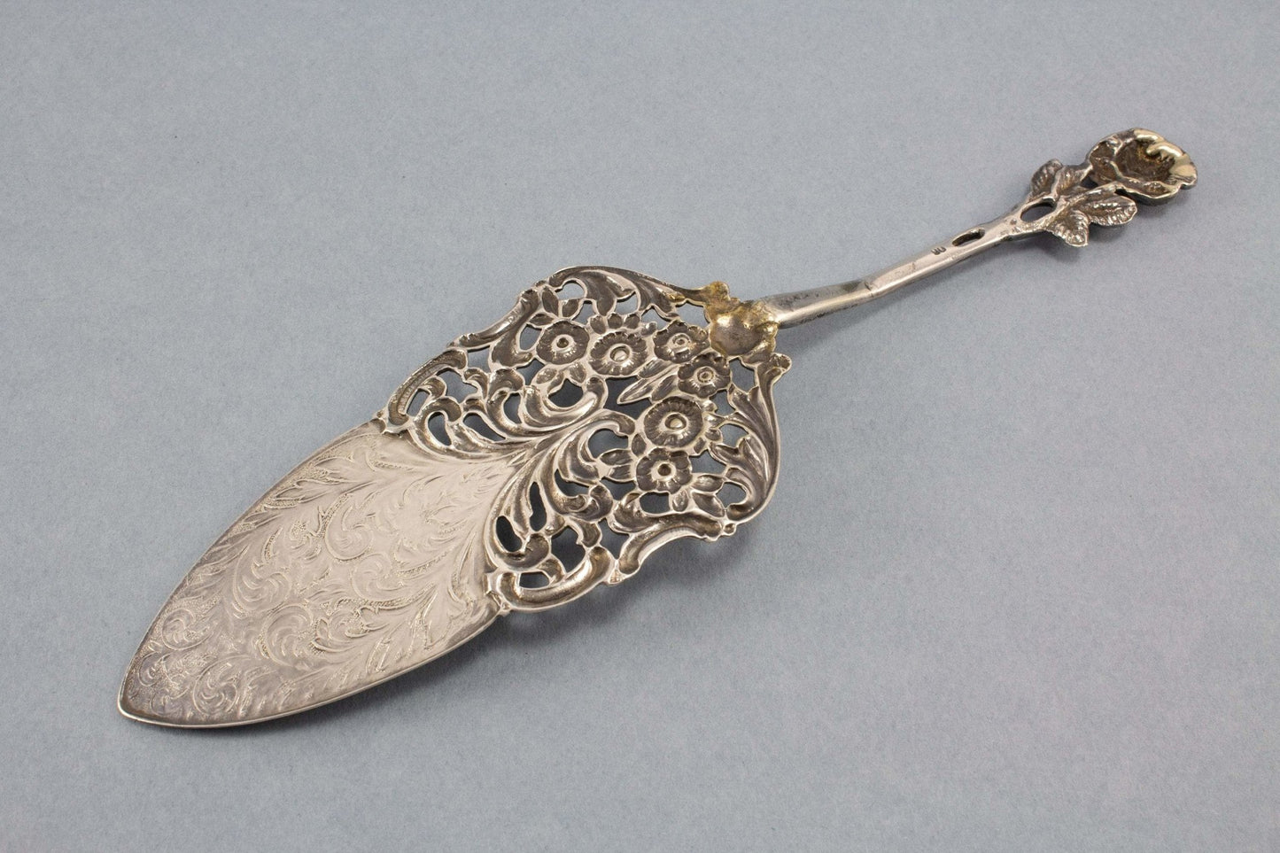 Tortenheber mit Rosendekor und Putti, versilberter Gebäckheber mit Durchbrüchen - Löffelland