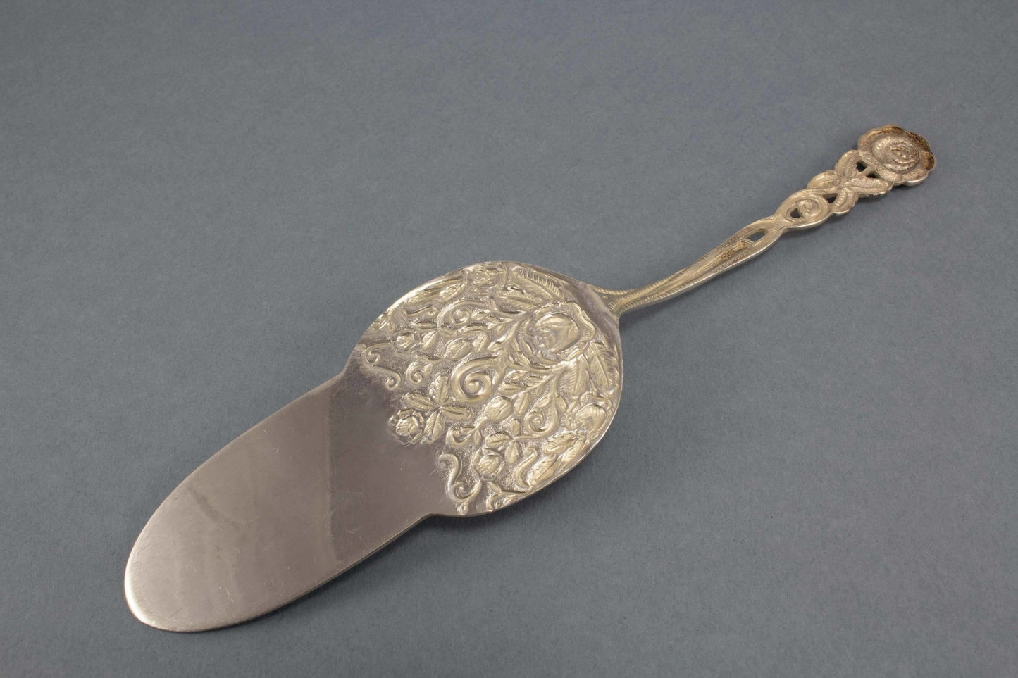 Tortenheber mit Rosendekor, versilberter Gebäckheber - Löffelland