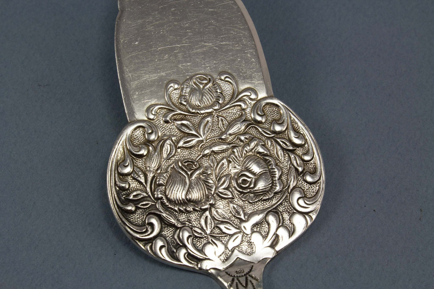 Tortenheber mit Rosendekor, versilberter Gebäckheber - Löffelland