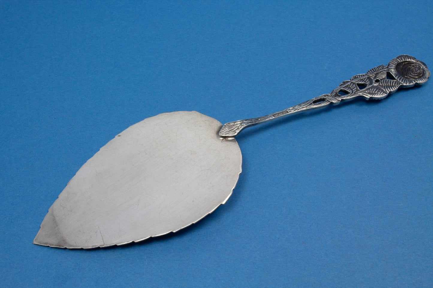 Tortenheber mit Rosendekor, versilberter Gebäckheber - Löffelland