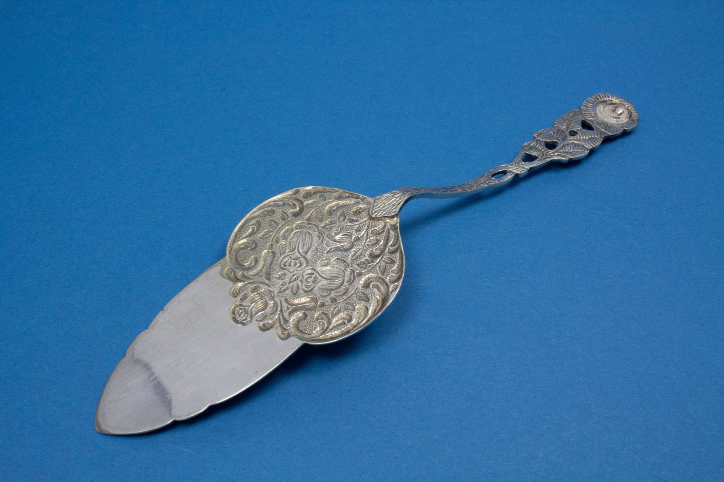 Tortenheber mit Rosendekor, versilberter Gebäckheber - Löffelland