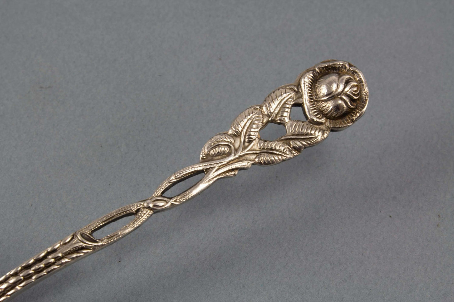 Tortenheber mit Rosendekor, versilberter Gebäckheber - Löffelland