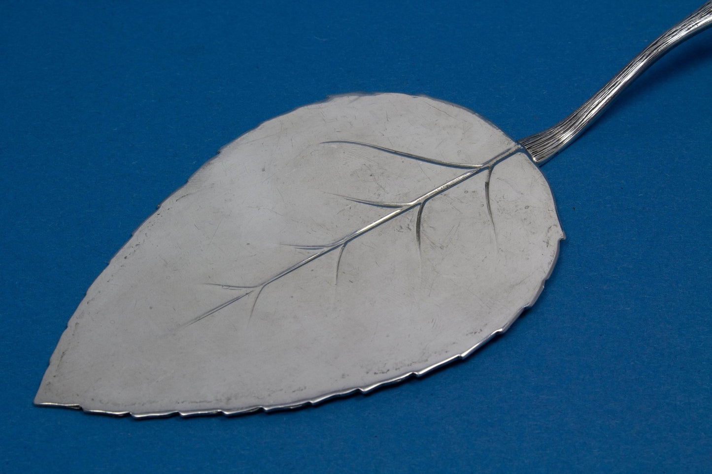 Tortenheber mit Rosendekor, versilberter Gebäckheber, Rosenblatt - Löffelland