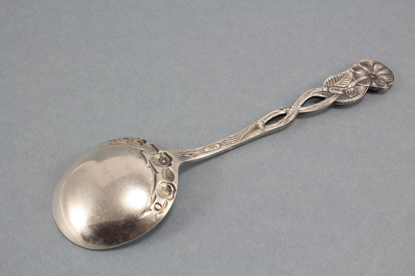 Versilberter Sahnelöffel mit Rosenmuster - Löffelland