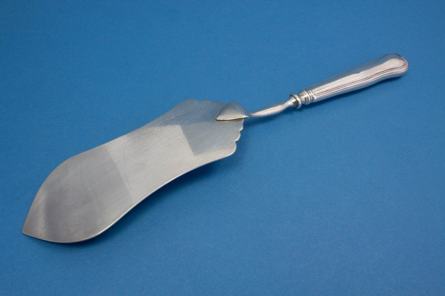 Versilberter Tortenheber mit edlen Ziselierungen - Löffelland