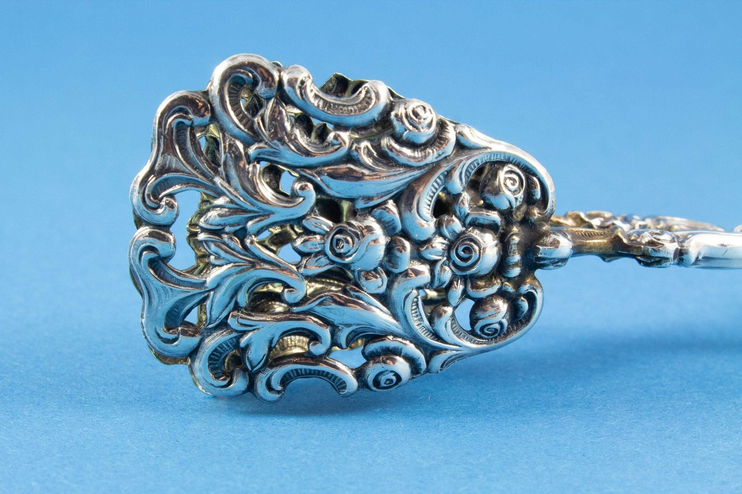 Wunderschöne versilberte Gebäckzange mit Jugendstilmuster - Löffelland