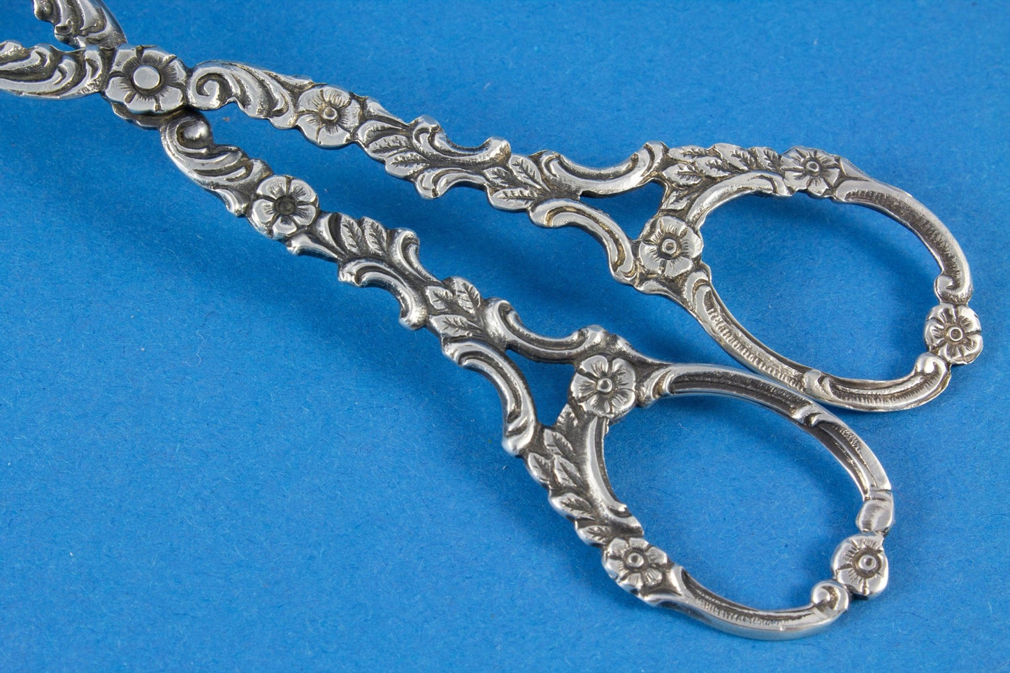 Zierliche Gebäckzange aus Silber, Kekszange mit schönem Dekor - Löffelland