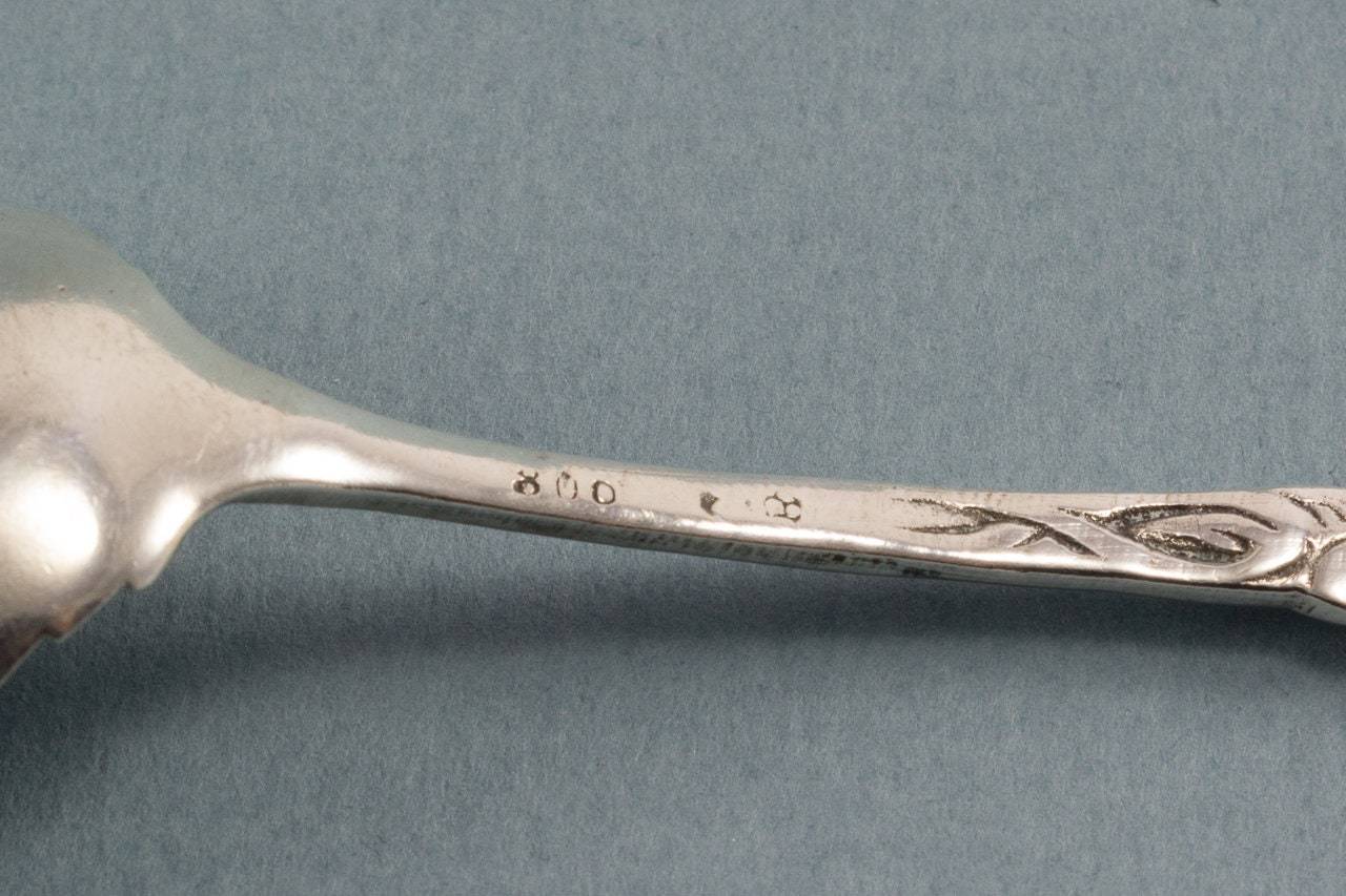 Zierlicher Zuckerlöffel, 800er Silber, Rosenbesteck, Tafelsilber, Hildesheimer Rose - Löffelland