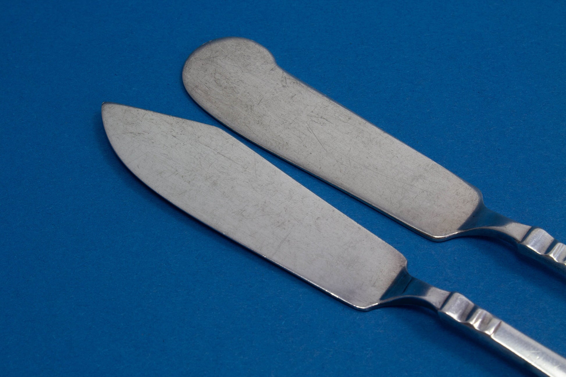 Martin Käsemesser und Buttermesser, versilbertes Vintage-Besteck, Servierbesteck