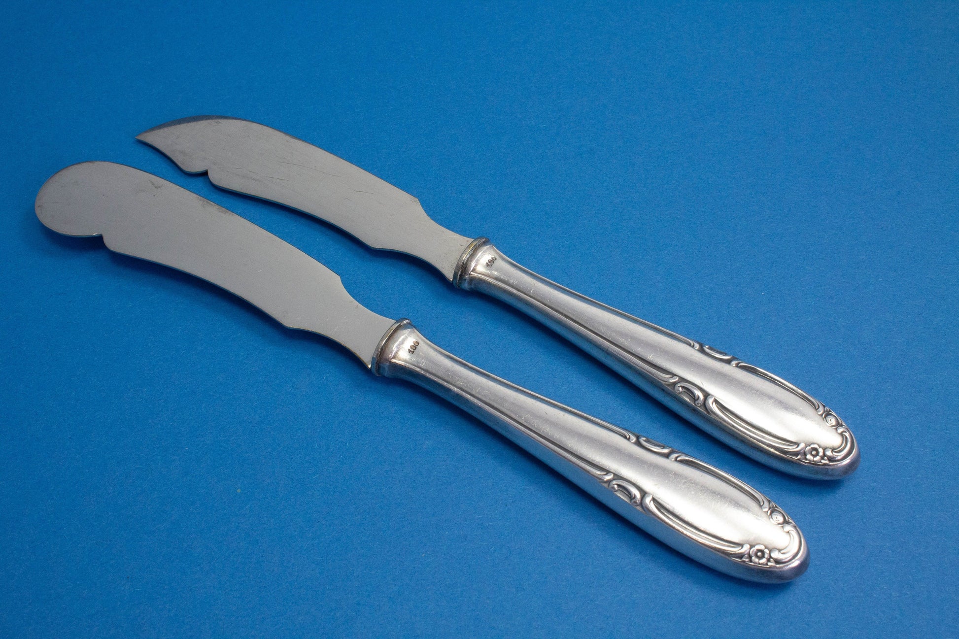 Silver-plated cheese knives and butter knives with small flowers