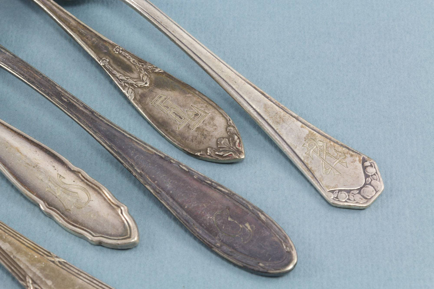 6 antike Teelöffel mit Gravuren, versilberte Löffel im Jugendstil, Mismatched