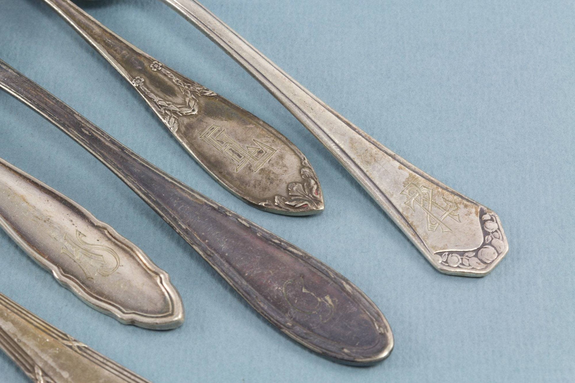6 antike Teelöffel mit Gravuren, versilberte Löffel im Jugendstil, Mismatched