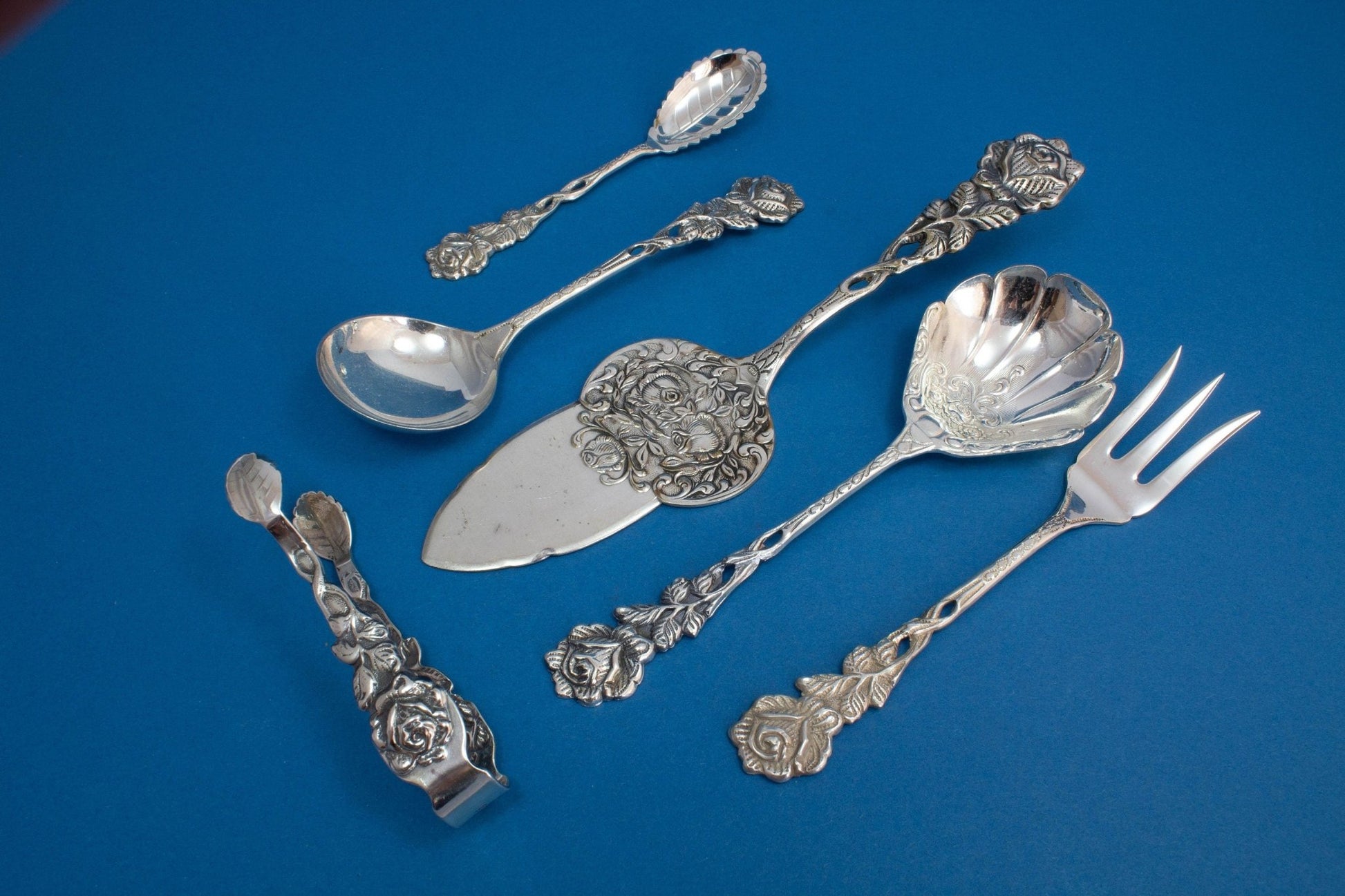 Edles Tortenheber-Set mit Rosen, Serviergabel, Zuckerzange, Sahnelöffel, Zuckerlöffel - Löffelland