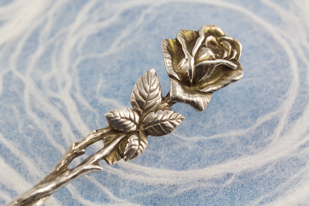 Gabel aus Silber im Rosendekor, Spieß mit Rose