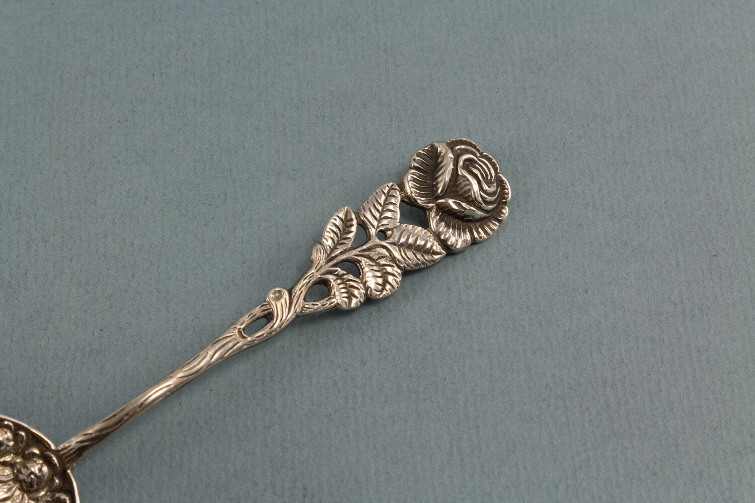 Kleiner Zuckerlöffel aus 800er Silber, Hildesheimer Rose
