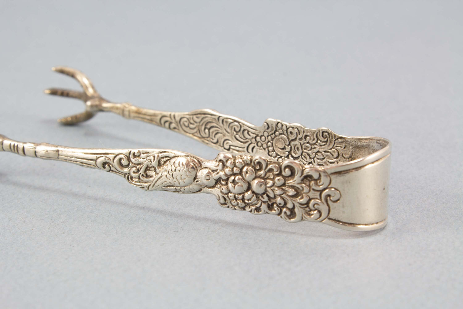 Silberne Zuckerzange  mit kleinen Vögeln, 800er Silber, antike Zuckerzange