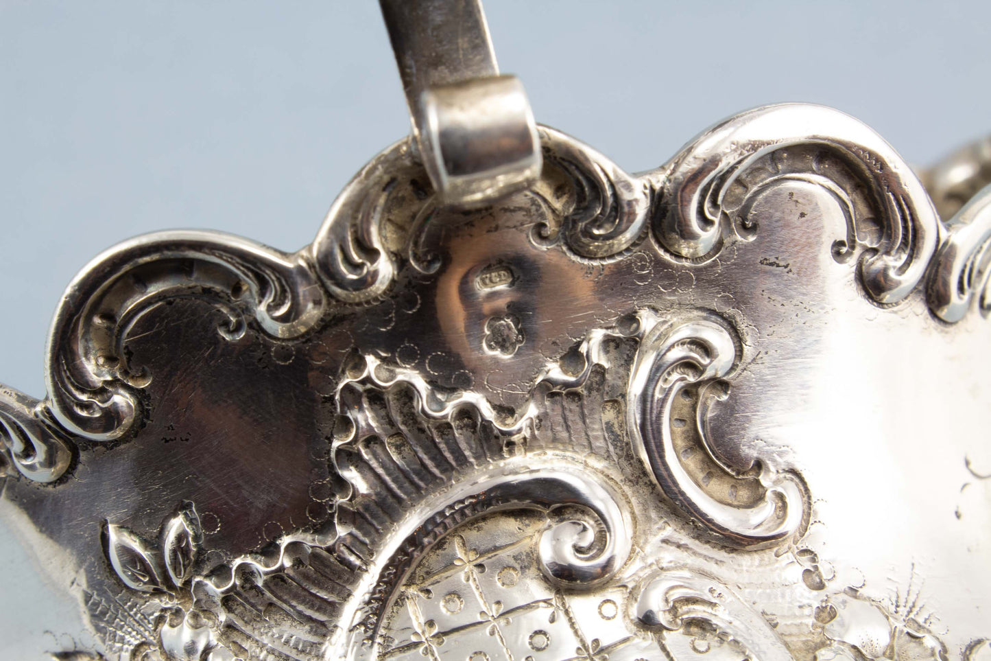Wunderschöne silberne Henkelschale aus Österreich, antike Silber-Schale, Diana-Kopf