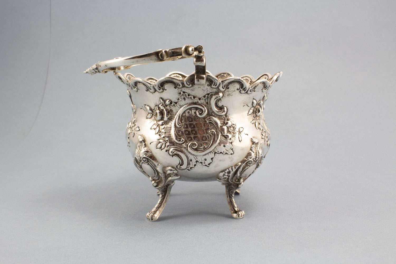 Wunderschöne silberne Henkelschale aus Österreich, antike Silber-Schale, Diana-Kopf