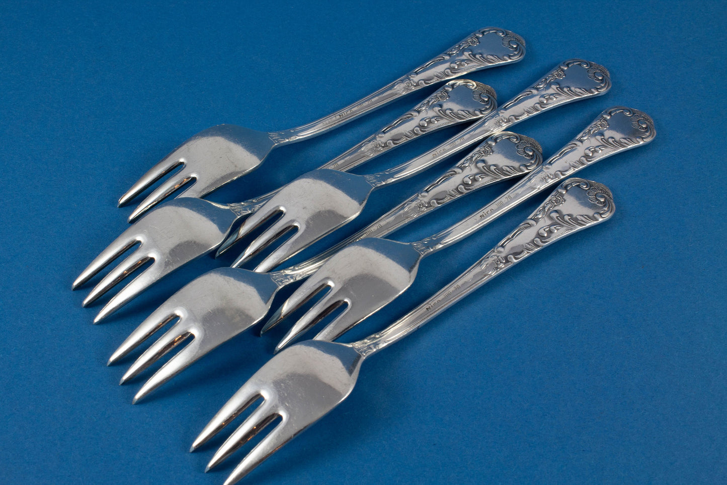 6 silver-plated cake forks and a cream spoon