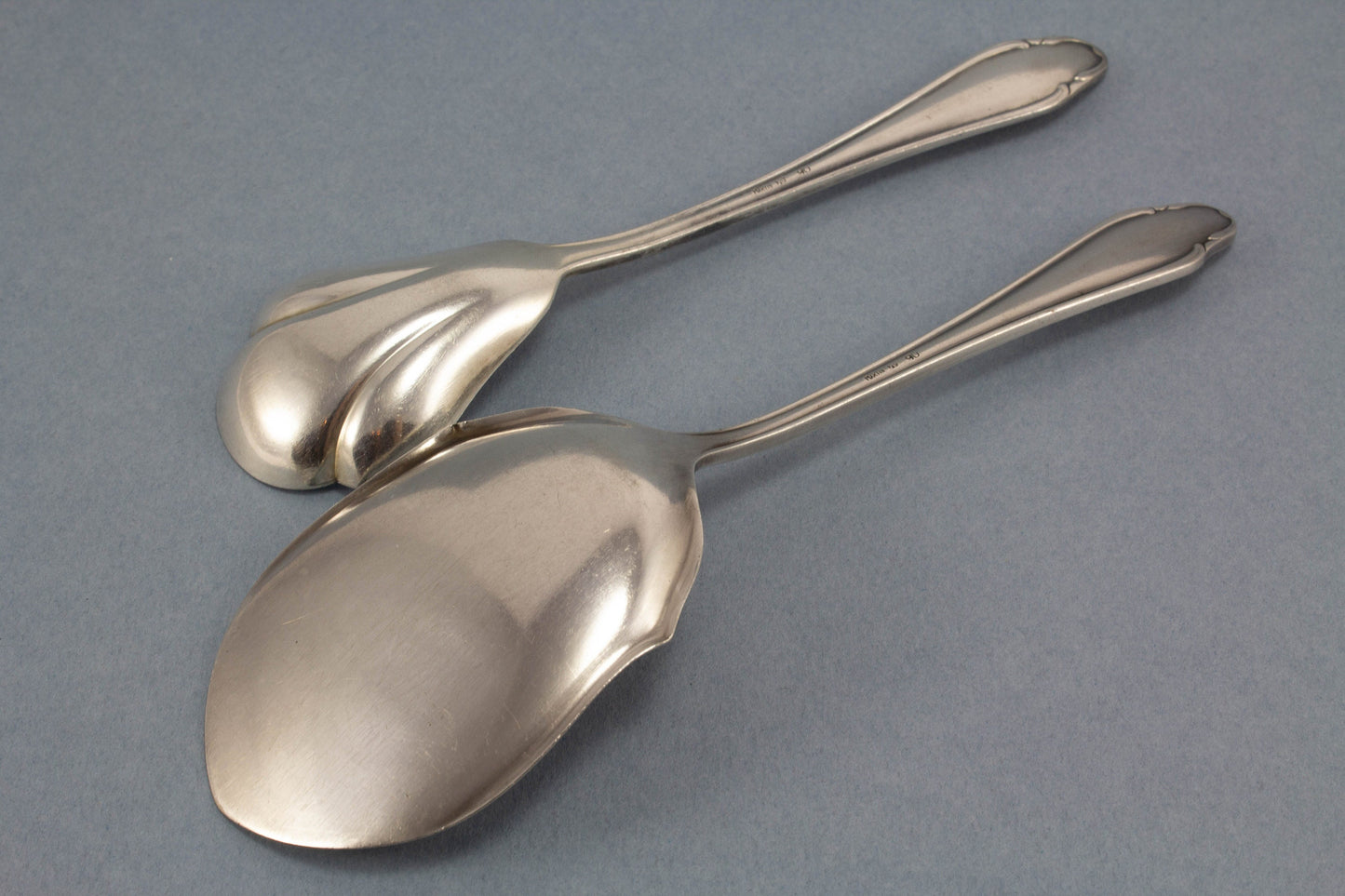 Small pastry server with matching spoon