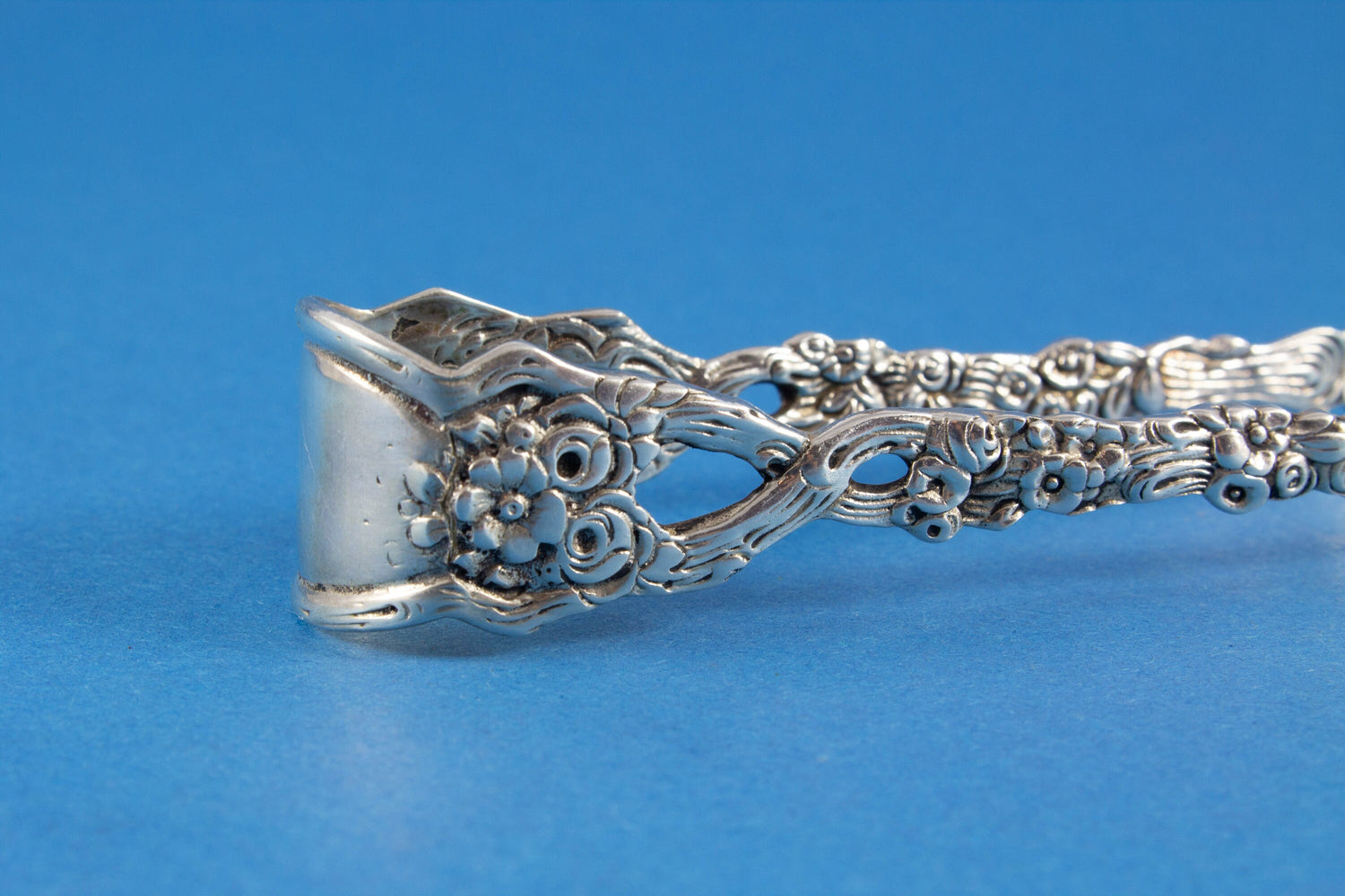 Silberne Zuckerzange im Rokoko-Stil, Blumenmuster, 800er Silber