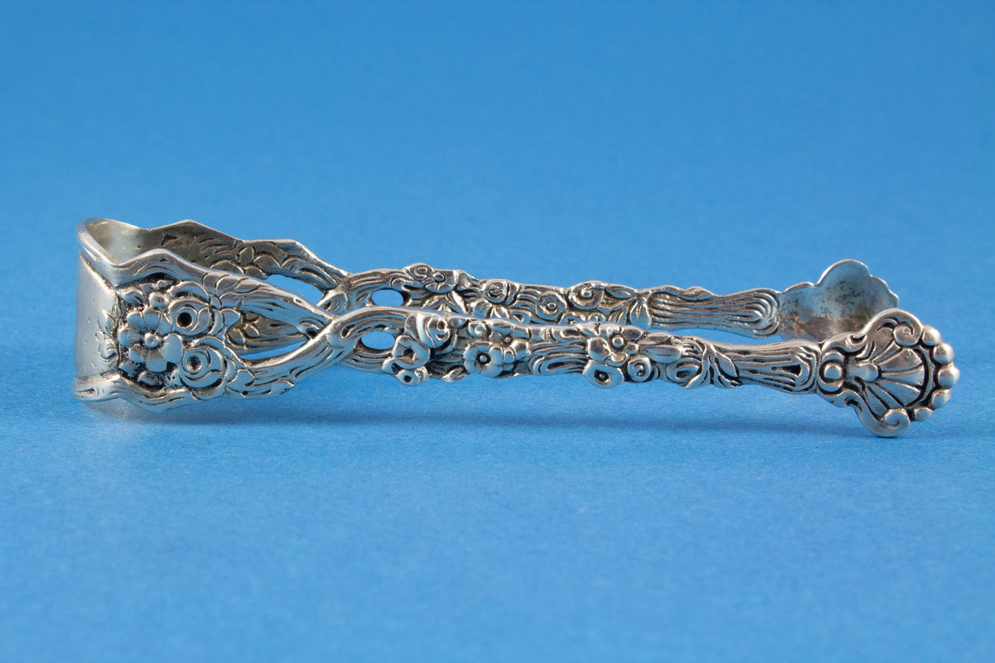 Silberne Zuckerzange im Rokoko-Stil, Blumenmuster, 800er Silber